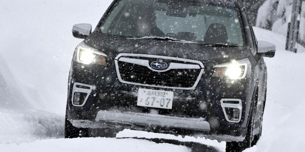 月山周辺の積雪路を走るスバル・フォレスター（ＳＵＢＡＲＵ提供）