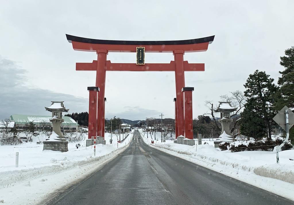 県道４７号線の出羽三山神社大鳥居