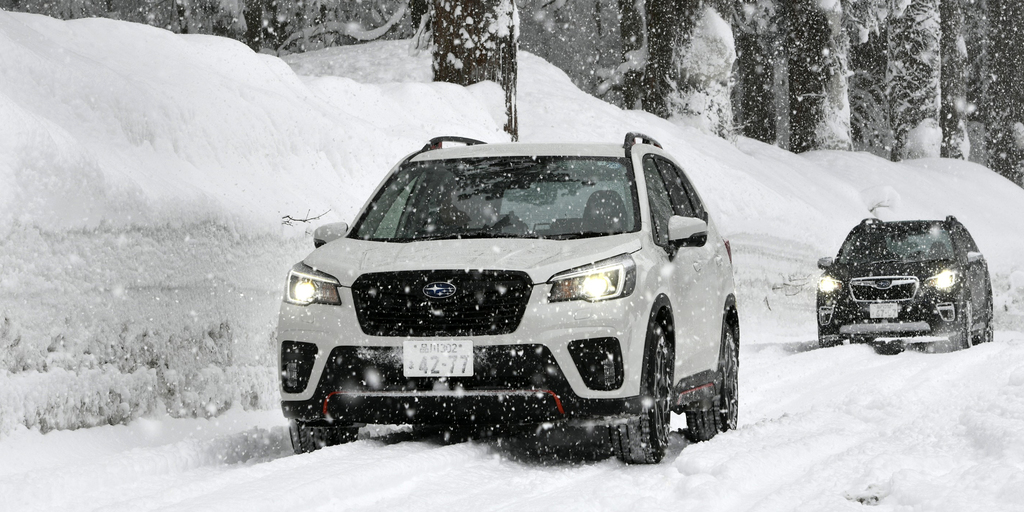 フォレスターの「Ｘ－ＢＲＥＡＫ」（手前）とｅ－ＢＯＸＥＲを搭載する「Ａｄｖａｎｃｅ」（ＳＵＢＡＲＵ提供）