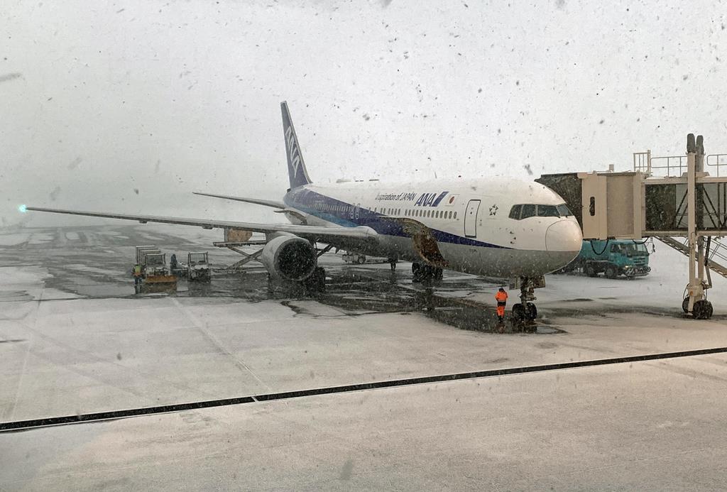 羽田から搭乗した全日空機。庄内空港は見渡す限りの銀世界