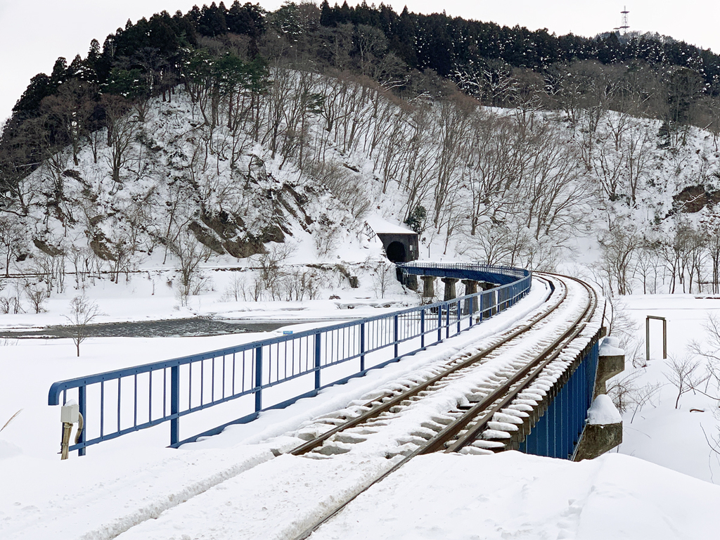 最上川に沿って走る陸羽西線の単線路