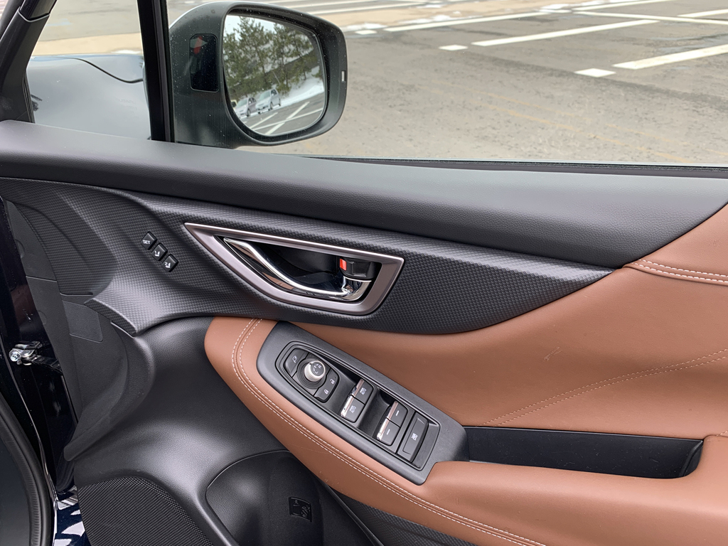 レザーとソフトパッドを配したドアトリム。スイッチ類の質感は非常に高い