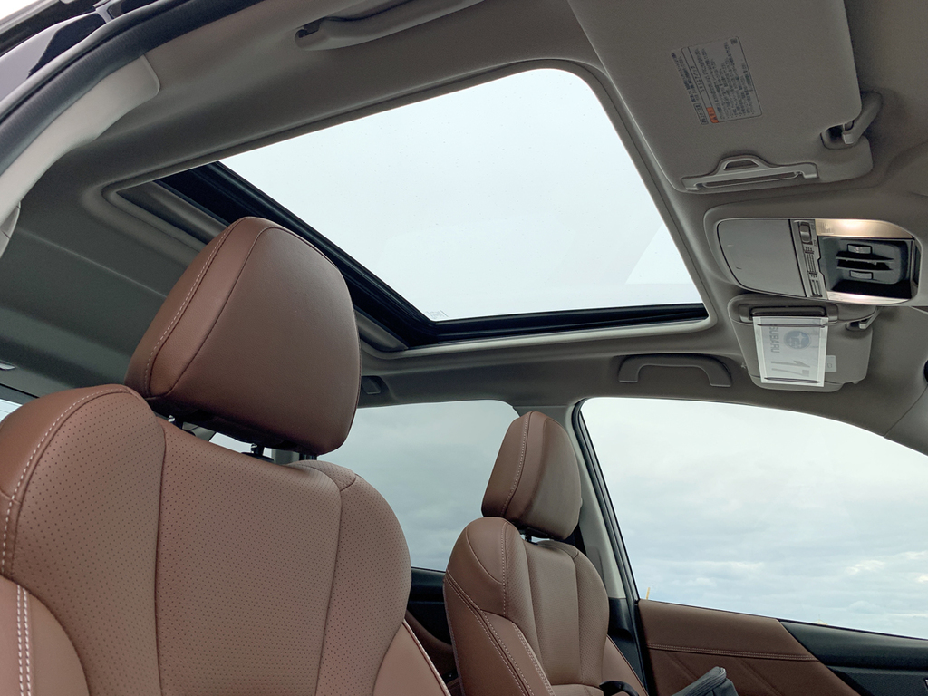 開放感たっぷりの大型サンルーフ