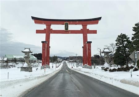 県道４７号線の出羽三山神社大鳥居