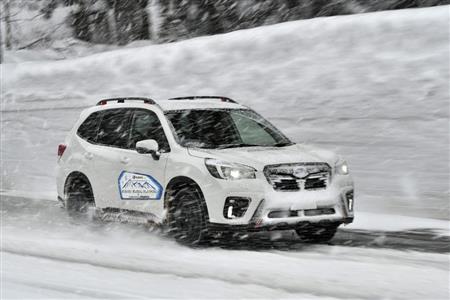 雪壁は３メートルを超えるところも…（ＳＵＢＡＲＵ提供）