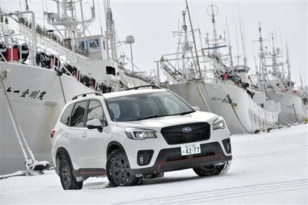 酒田港にたたずむフォレスター（ＳＵＢＡＲＵ提供）