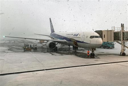 羽田から搭乗した全日空機。庄内空港は見渡す限りの銀世界