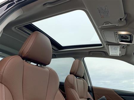 開放感たっぷりの大型サンルーフ