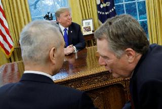 会談する中国の劉鶴副首相（左）とライトハイザー米通商代表。奥はトランプ米大統領＝２２日、ホワイトハウス（ロイター）