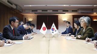 韓国の康京和外相（右端）と会談する河野太郎外相（左端）。いわゆる徴用工訴訟の問題では双方の主張は対立したままだ＝１月２３日、スイス・ダボス（共同）