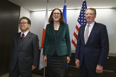 １月９日、米ワシントンで開かれた日米欧の三極貿易大臣会合で写真撮影に応じる、（左から）世耕弘成経済産業相、マルムストローム欧州委員、米通商代表部（ＵＳＴＲ）のライトハイザー代表（ＡＰ）