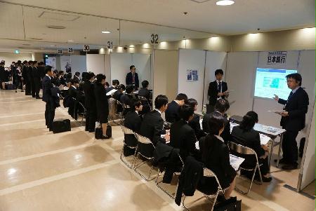 近畿大のキャンパス内で行われた合同企業説明会。関西電力や日本電産など４７社が集まった＝２１日、大阪府東大阪市