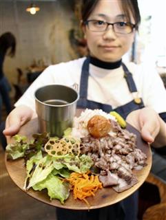 カフェ「若草ＨＵＴＴＥ」で提供しているシカ肉料理＝宮崎市