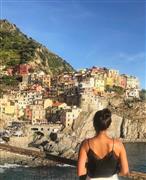 西日に照らされるマナローラの村。人々はみんなバルコニーや庭で沈む夕日を見ながらワインで乾杯します（高取美樹さん提供）