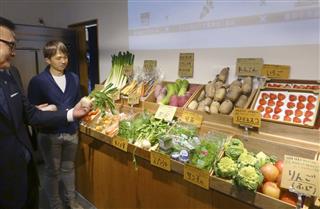 「福島県産」のブランド化に取り組む動きもある。アグリゲートの店舗に並べられた同県産の野菜や果物＝４日午後、東京都港区