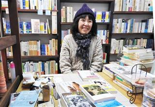 読書カウンセリングを行う坂上友紀さん。おすすめ本の解説は深く、本への愛にあふれる＝大阪市北区（渡部圭介撮影）