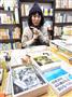 読書カウンセリングを行う坂上友紀さん。おすすめ本の解説は深く、本への愛にあふれる＝大阪市北区（渡部圭介撮影）