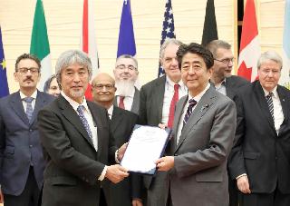 サイエンス20代表を代表し日本学術会議・山極寿一会長(左)から安倍晋三首相へ海洋環境の保全などの共同声明が渡された=6日午後、首相官邸(春名中撮影) サイエンス20代表を代表し日本学術会議・山極寿一会長(左)から安倍晋三首相へ海洋環境の保全などの共同声明が渡された=6日午後、首相官邸(春名中撮影)