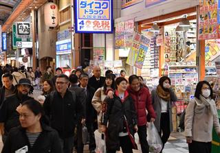 春節商戦のにぎわいは例年と変わらないが…＝５日午後、大阪市中央区（奥清博撮影）