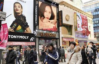 ソウル中心部にある繁華街・明洞に立ち並ぶ化粧品店（共同）