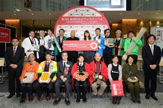 オープニングセレモニーに参加した服部幸應氏、安めぐみさんとフェスティバルに参加した１５の産品の生産者ら