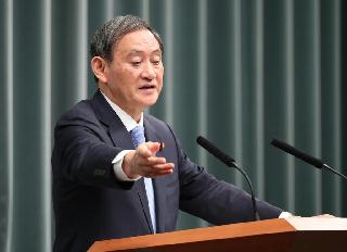 会見に臨む菅義偉官房長官＝８日午前、首相官邸（春名中撮影）