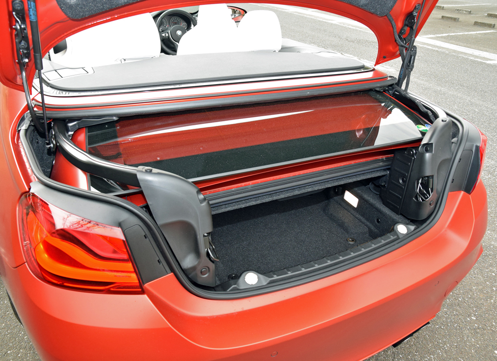 トランクルームに格納されたハードトップ