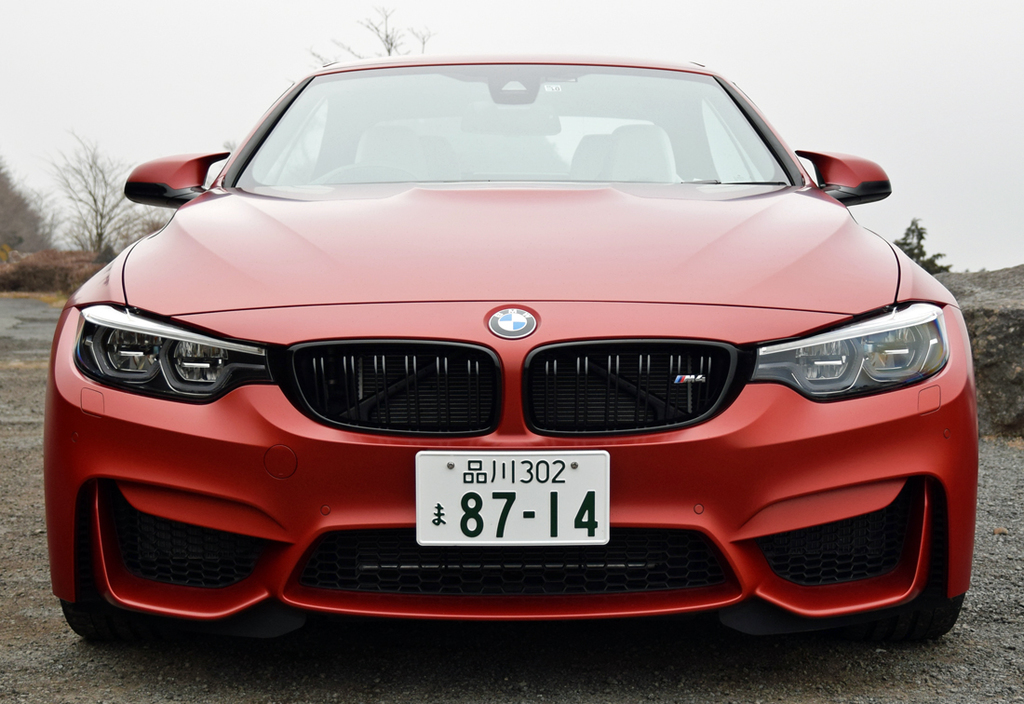 精悍な顔つき。デイライトを点灯させるとこれまたカッコいい