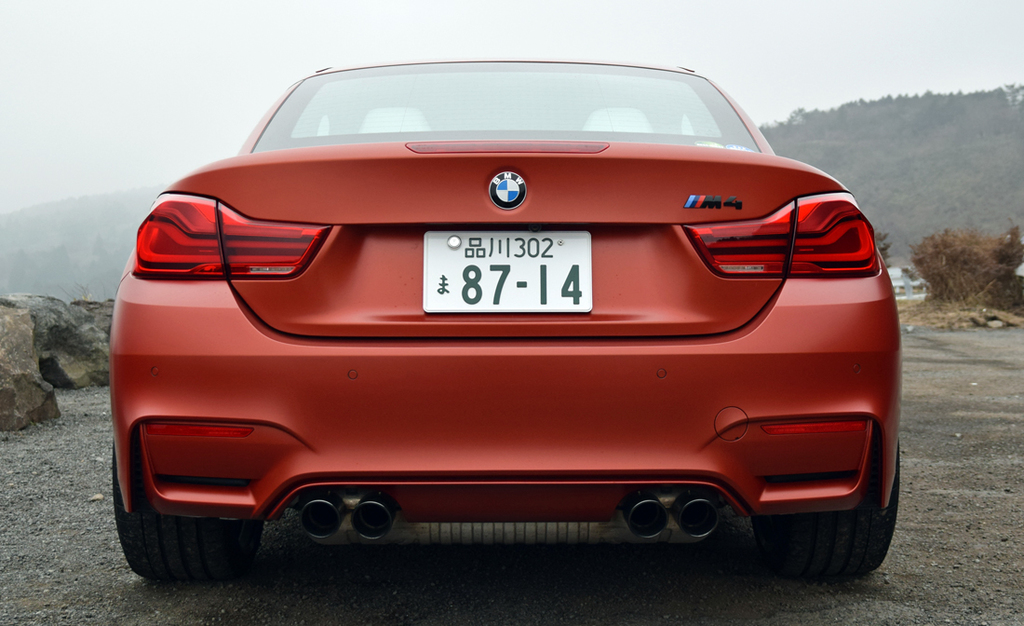 ルーフを閉じたＭ４カブリオレ。このとき箱根ではパラパラと雪が降ってきた