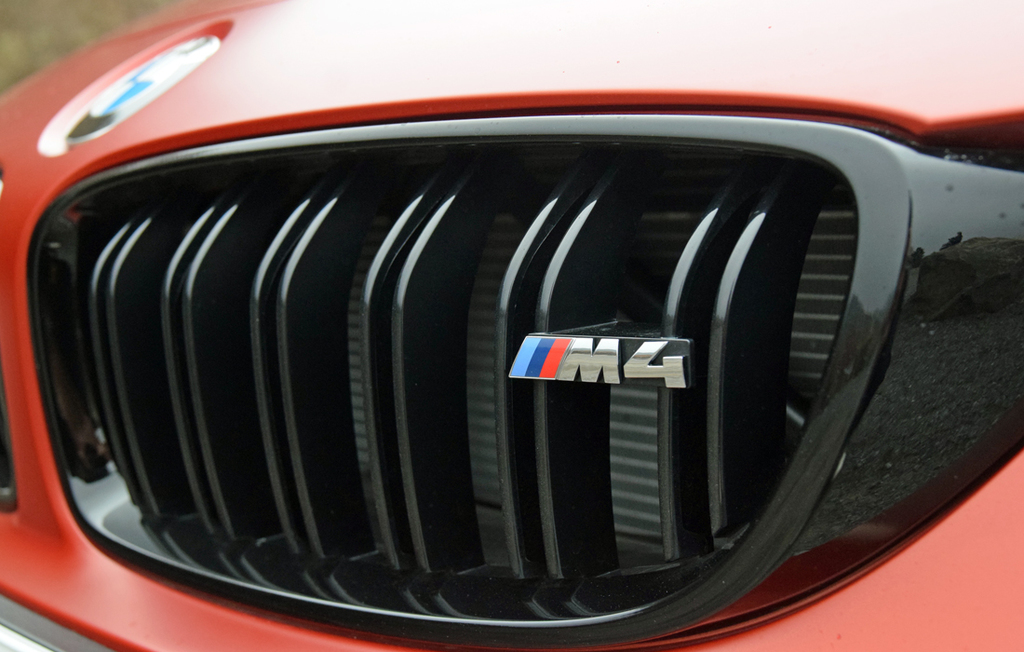 ブラックに塗られたダブルバーのキドニーグリルと「Ｍ」のエンブレム