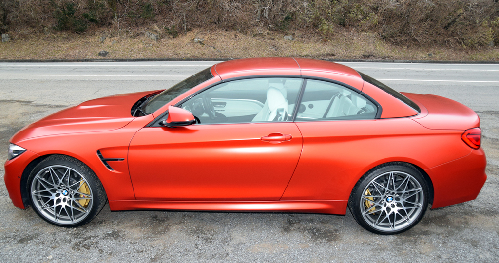 ルーフを閉じたＭ４カブリオレ