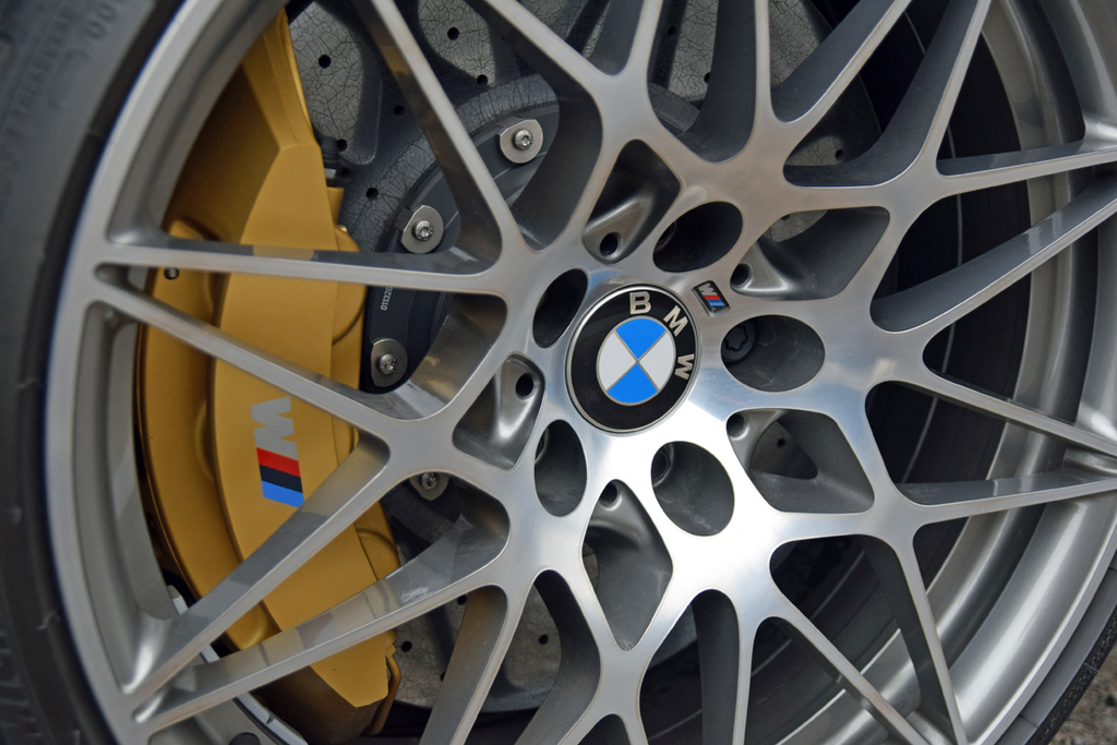 ２０インチの軽量アロイホイールとカーボン・セラミック・ブレーキ。ゴールドのキャリパーには「Ｍ」のロゴが見える