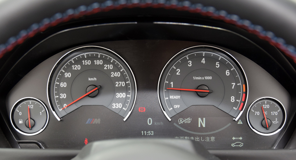 ３３０キロまで刻まれたスピードメーター