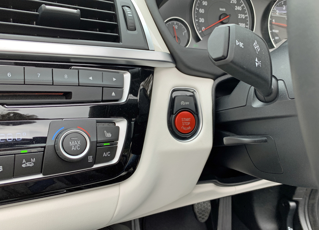 ステアリング横のエンジンボタン