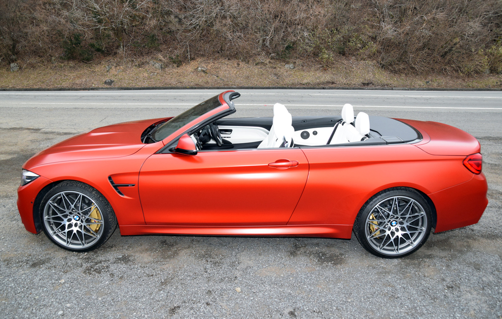 ハードトップがトランクルームの中に格納されたカブリオレの状態