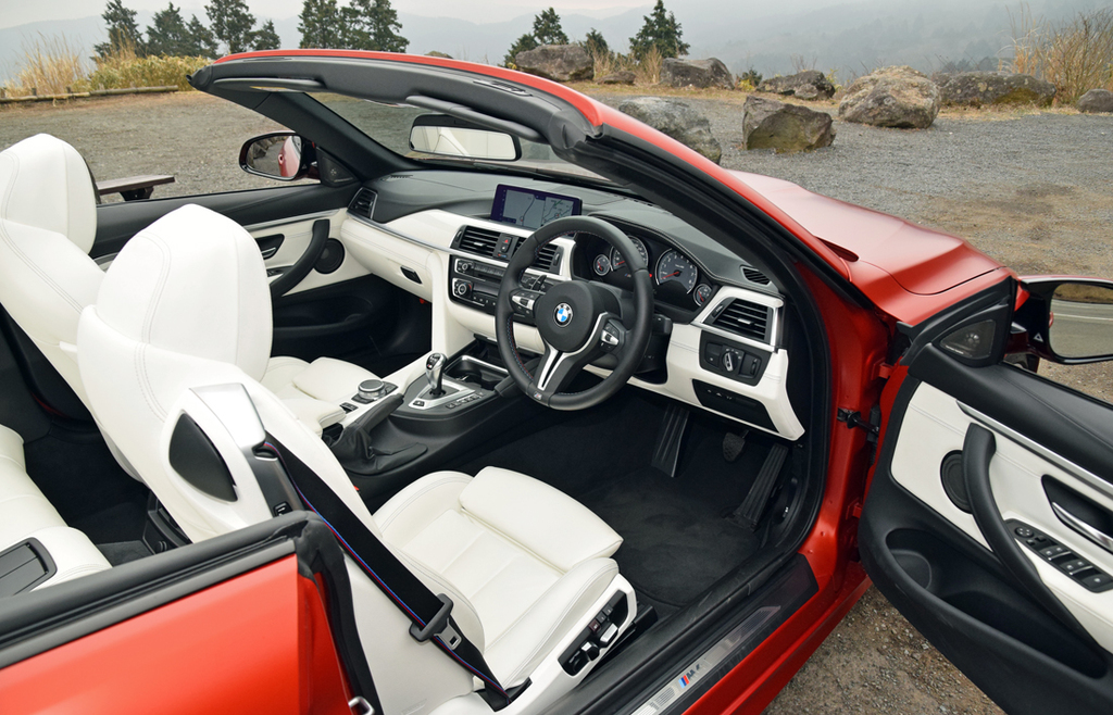 Ｍ４カブリオレの運転席