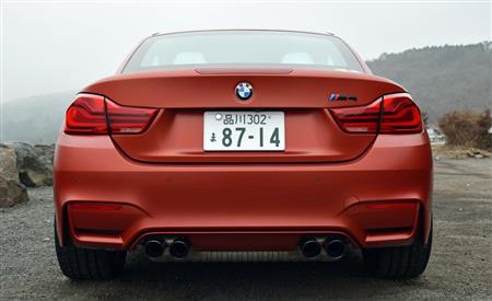 ルーフを閉じたＭ４カブリオレ。このとき箱根ではパラパラと雪が降ってきた