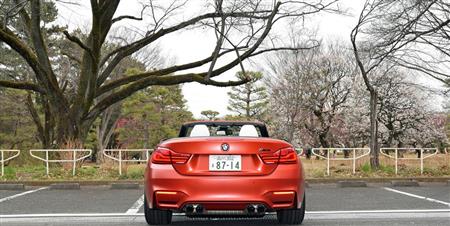 視線を惹きつけるＭ４カブリオレのリヤビュー