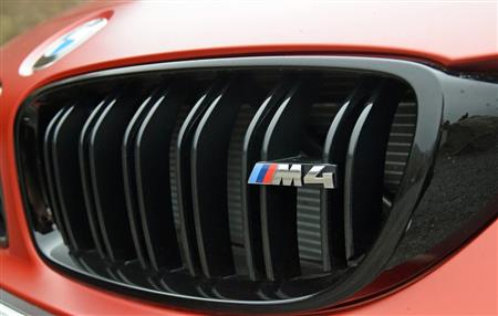 ブラックに塗られたダブルバーのキドニーグリルと「Ｍ」のエンブレム