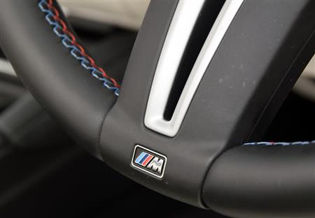 ステアリングに施した「Ｍ」のエンブレムとステッチ