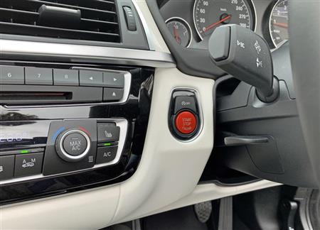 ステアリング横のエンジンボタン