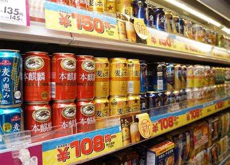 スーパーで販売されるキリンの「本麒麟」（手前左）