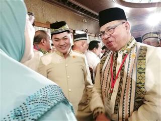 暫定政府のトップに選任されたモロ・イスラム解放戦線(MILF)のムラド・エブラヒム議長(右)=2月22日、マニラ(共同) 暫定政府のトップに選任されたモロ・イスラム解放戦線(MILF)のムラド・エブラヒム議長(右)=2月22日、マニラ(共同)