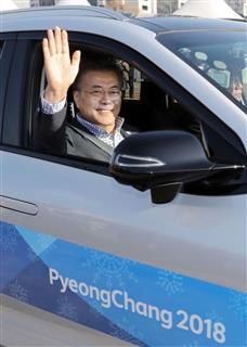 水素燃料電池車に試乗する韓国の文在寅大統領＝２０１８年２月、ソウル（聯合＝共同）