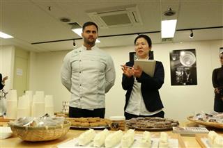 自身のスイーツの説明をするロザーノ氏（左）＝２月１５日、駐日ブラジル連邦共和国大使館