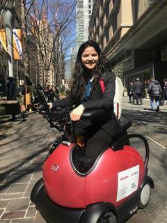 東京・丸の内で行われた1人乗り電動車「ロデム」を使った観光案内サービスの実証実験=18日 東京・丸の内で行われた1人乗り電動車「ロデム」を使った観光案内サービスの実証実験=18日