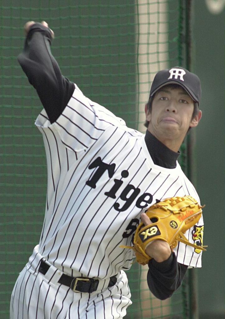 プロ野球阪神に投手として在籍していた頃の奥村武博さん＝平成１３年２月、兵庫県西宮市の鳴尾浜球場
