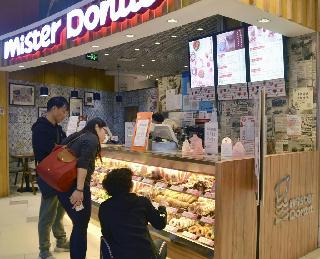 中国・上海中心部にあるミスタードーナツの店舗＝２０日（共同）