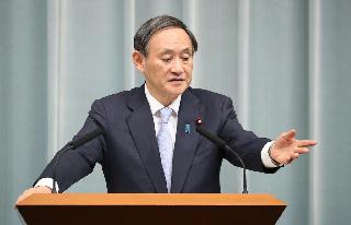 会見に臨む菅義偉官房長官＝２０日午前、首相官邸（春名中撮影）