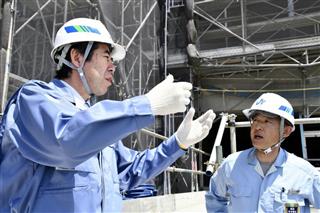 現場パトロール中の櫻野泰則社長（左）